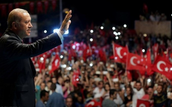 قال الرئيس التركي رجب طيب أردوغان، إنه تم توقيف 13 ألف شخص في تحقيقات تجريها النيابة العامة التركية، وذلك على خلفية الإنقلاب التي شهدتها البلاد مؤخراً.

واتهم أردوغان خلال خطاب ألقاه من الم