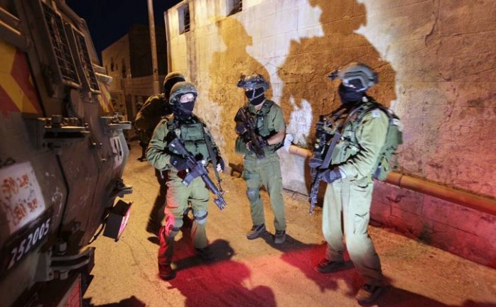 شنت قوات الاحتلال، الليلة الماضية حملة اعتقالات واسعة طالت 8 مواطنين بعدد من مدن الضفة الغربية المحتلة.

وقال شهود عيان لـ"الوطنيـة" إن قوات الاحتلال اعتقلت ثمانية مواطنين فلسطينيين، وتركزت
