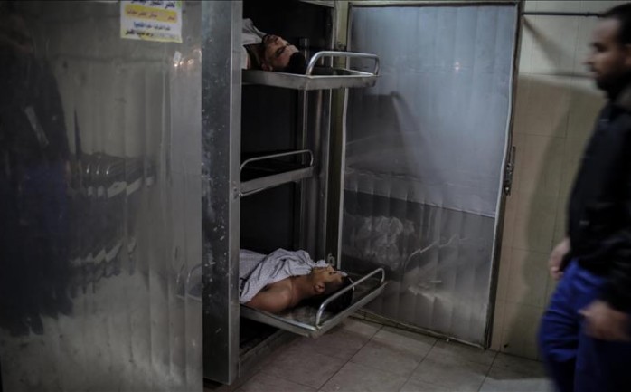 انتشلت طواقم الدفاع المدني الليلة جثامين 3 عمال وخمسة مصابين جراء اختناقهم بغاز داخل أحد الأنفاق على الحدود الفلسطينية المصرية جنوب قطاع غزة.

