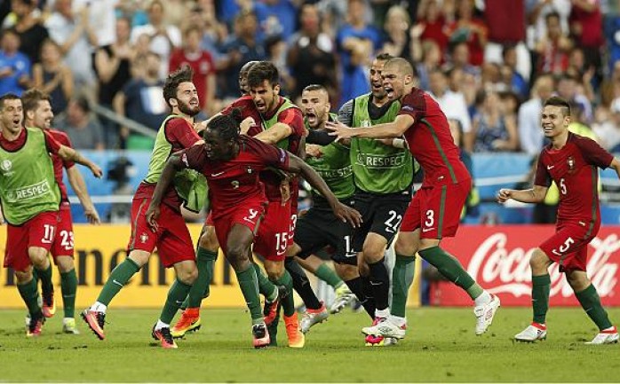 حقق المنتخب البرتغالي لقب كأس أمم أوروبا للمرة الأولى في تاريخه، عقب فوزه الغالي على نظيره الفرنسي 1-0، في الوقت الإضافي الثاني من زمن المباراة النهائية.

ويدين المنتخب البرتغالي بفوزه إلى 