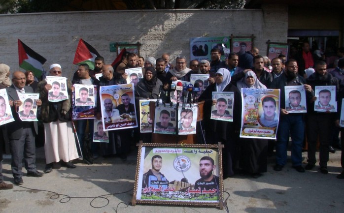 شارك عدد من أهالي الأسرى في غزة صباح الإثنين&nbsp;في وقفة احتجاجية أمام مقر الصليب الأحمر استنكاراً للممارسات العنصرية التي ينفذها الاحتلال ضد الأسرى في السجون.

