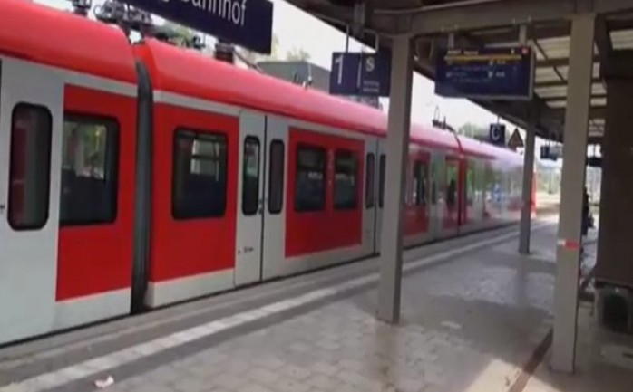 هاجم مسلح يحمل سكيناً عدداً من الركاب في محطة للقطارات في مدينة ميونخ جنوب ألمانيا، صباح الثلاثاء، حيث أسفر الهجوم عن مقتل شخص وإصابة ثلاثة آخرون.