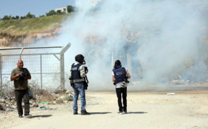 أصيب ثلاثة صحفيين خلال قمع الاحتلال الإسرائيلي لمسيرة نظمتها نقابة الصحفيين على بوابة سجن عوفر قرب بلدة بيتونيا، وذلك لمناسبة اليوم العالمي لحرية الصحافة، وتضامنا مع الزميل الأسير
