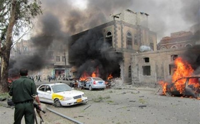 قتل 15 شخصا وأصيب عشرات الجرحى في حصيلة أولية للهجمات الانتحارية بـ3 سيارات مفخخة استهدفت معسكرا للجيش اليمني.