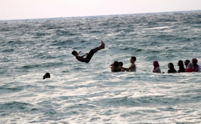 اعلن  جهاز الدفاع المدني عن فقدان أثار شابٌ صباح الجمعة على شاطئ بحر الشيخ عجلين غرب مدينة غزة أثناء استجمامه برفقة عائلته.