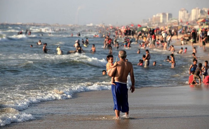 أعلنت بلدية غزة، عن انتهاء موسم السباحة في شاطئ بحر المدينة، مع نهاية الشهر الجاري، وذلك بعد انتهاء فصل الصيف، وتوقف عمل المنقذين على شاطئ البحر.

ودعت البلدية في بيان صحفي الخميس المواطنين