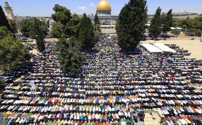 الاحتلال يسمح لسكان غزة بالعودة للصلاة في المسجد الأقصى بعد توقف دام قرابة شهر