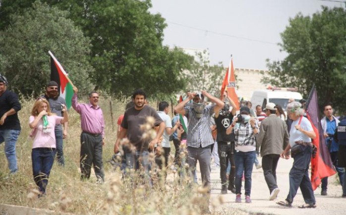 قمعت قوات الاحتلال الإسرائيلي ظهر اليوم الجمعة، مسيرة قرية بلعين الأسبوعية السلمية المناوئة للاستيطان والجدار العنصري.

وذكرت مصادر محلية أن جنود الاحتلال المتمركزين خلف الجدار العنصري الجديد
