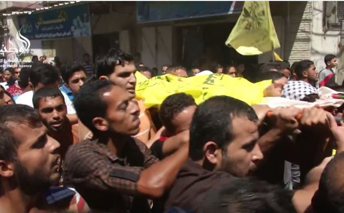 شيّع عشرات المواطنين في مخيم البريج وسط قطاع غزة ظهر السبت، جثمان الفتى عبدالرحمن أحمد الدباغ "16 عامًا" الذي استشهد خلال المواجهات التي اندلعت أمس الجمعة شرق مخيم البريج.

