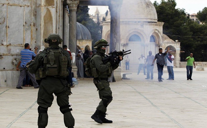 اعتقلت شرطة الاحتلال الإسرائيلي اليوم الأحد، أربعة مصلين من المسجد الأقصى المبارك، وأصابت خمسة آخرين خلال اقتحام مجمو