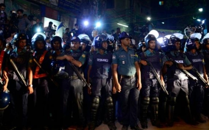 ذكرت وسائل إعلام محلية، أن مجموعة من تسعة مهاجمين احتجزوا رهائن، بينهم أجانب، داخل مطعم يرتاده عادة المحليون والأجانب في منطقة دبلوماسية في العاصمة البنغالية.