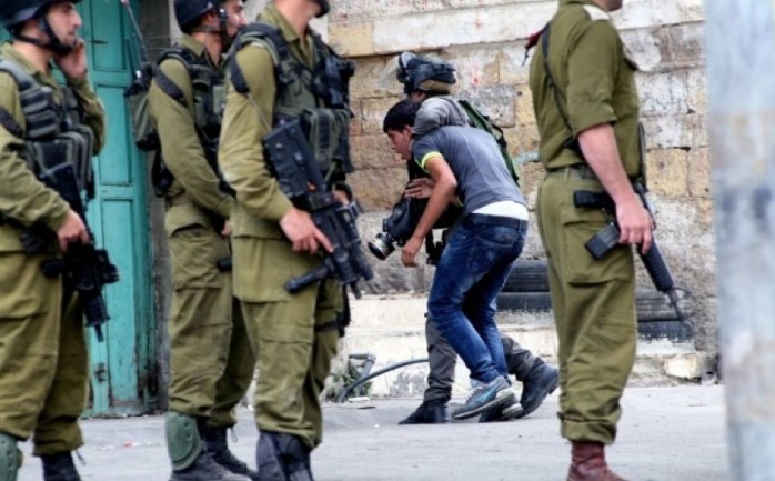 اعتقلت قوات الاحتلال الإسرائيلي، فجر الجمعة، طفلا وخمسة شبان من مخيم الدهيشة، جنوب بيت لحم.

وأفادت مصادر أمنية بأن قوات الاحتلال اقت