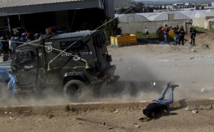أصيب مواطن فلسطيني برضوض وجروح مساء الجمعة، جراء دهسه من قبل جيب عسكري إسرائيلي على مدخل مخيم العروب بالخليل.