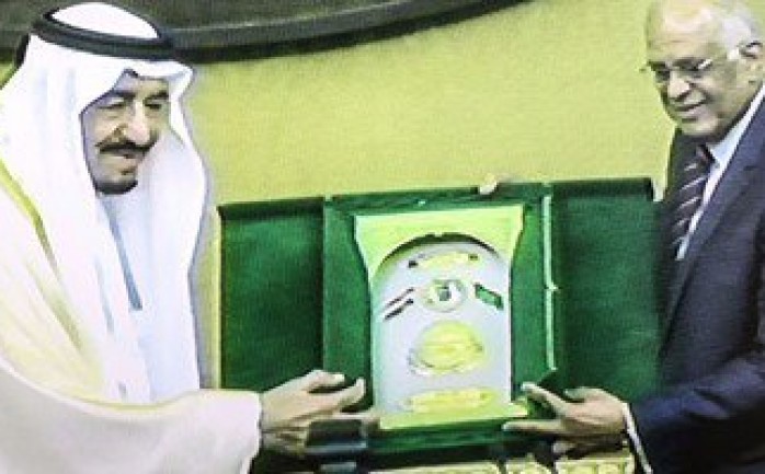 سلم رئيس البرلمان المصري الملك سلمان عبد العزيز درعاً، حيث يحمل صورة العاهل السعودي وعلمي مصر والسعودية