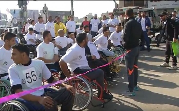 شارك العشرات من ذوي الإعاقة في قطاع غزة، صباح اليوم الاثنين في ماراثون للجري، إحياءً ليوم المعاق العالمي الذي يصادف 3/12 من كل عام.

وجاء السباق بتنظيم من وزارة الشباب والرياضة تحت شعار "ما
