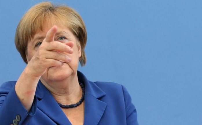 المستشارة الالمانية انغيلا ميركل تؤكد رفضها بقوة" الدعوات التي تطالبها بالتخلي عن موقفها المرحب باللاجئين.