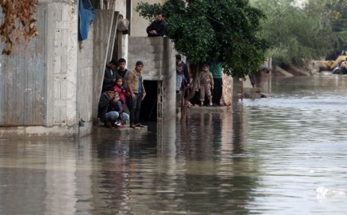 دعت لجنة الطوارئ في بلدية غزة المواطنين في المدينة لضرورة إتباع إرشادات التعامل مع تساقط الأمطار والتي نشرتها البلدية عبر وسائل الإعلام المختلفة .

وتضمنت الإرش