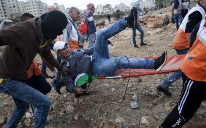 أصيب العشرات من المواطنين اليوم الخميس، بحالات اختناق خلال مواجهات اندلعت مع قوات الاحتلال الإسرائيلي في قرية بلعين غرب مدينة رام الله.

