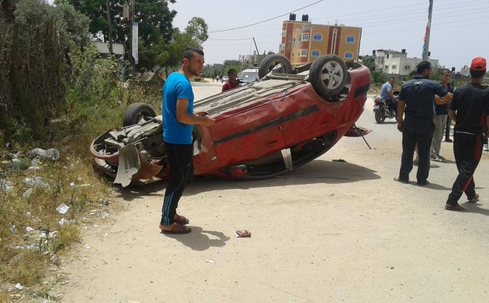 اصيب ثلاثة مواطنين بجراح مختلفة جراء انقلاب سيارتهم في شارع صلاح الدين بالقرب من مفترق بيت حانون شمال قطاع غزة.