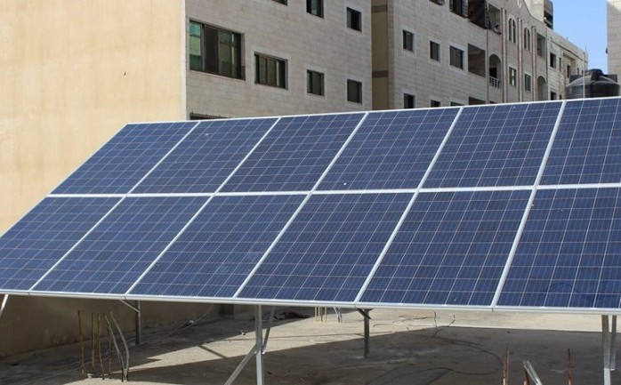 شرعت بلدية النصيرات وسط قطاع غزة، بتنفيذ مشروع تركيب خلايا شمسية لتوليد الطاقة الكهربائية لمبنى البلدية، بتمويل ذاتي.

وذكرت البلدية في بيان لها أنه سيتم تركيب نظام خلايا شمسية متكامل في مبنى