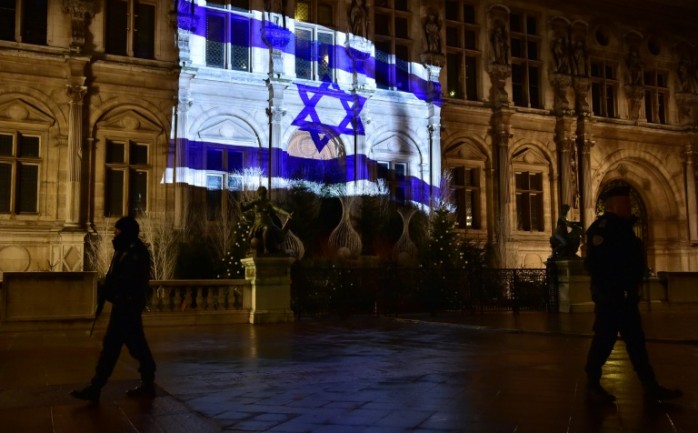 أضيئت واجهة بلدية باريس مساء أمس الثلاثاء، بعلم &quot;إسرائيل&quot; بعد عملية الدهس التي نفذها الشاب فادي قنبر في مدينة القدس المحتلة.


