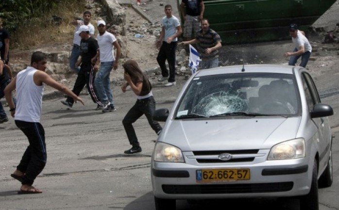 أصيبت امراة إسرائيلية بجروح طفيفة اليوم الثلاثاء، جراء تعرض سيارة التي كانت تقودها للرشق بالحجارة على طريق "60" إلى الشمال من مدينة الخليل.