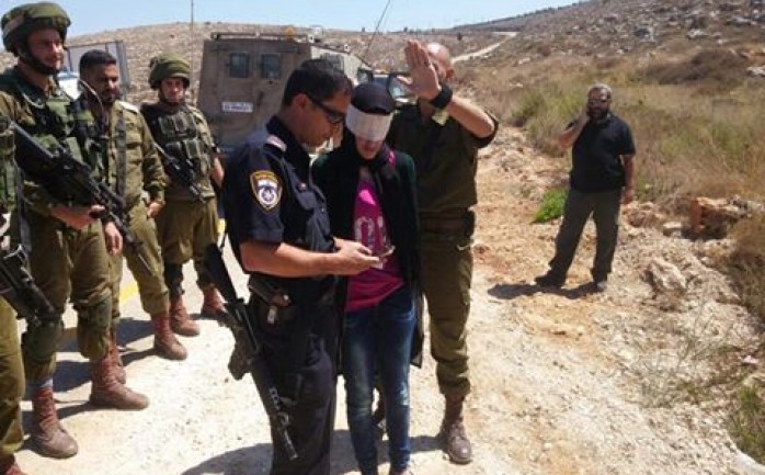 اعتقلت قوات الاحتلال الإسرائيلي فتاة فلسطينية بزعم محاولتها تنفيذ عملية طعن قرب مستوطنة "شافي شومرون" غربي نابلس شمال الضفة الغربية.

وذكر موقع 0404  المقرب من الجيش الإسرائيلي أنه لم تقع