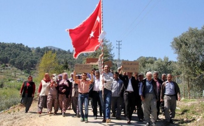 خرج شباب قرية "أوزوملو" في ولاية مرسين جنوبي تركيا، في مظاهرات احتجاجاً على عدم تمكنهم من الزواج منذ 9 سنوات.