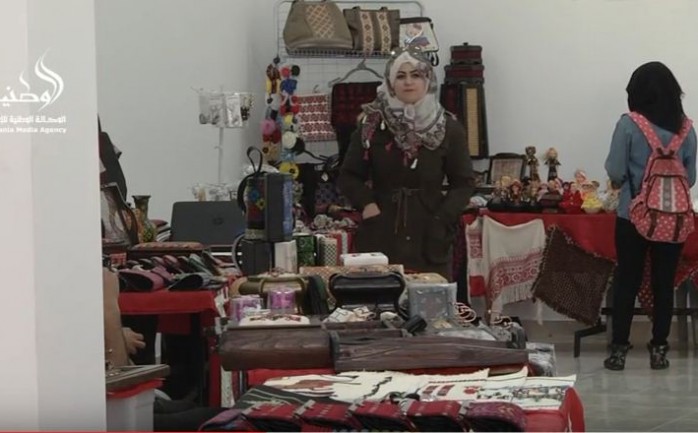 افتتح مركز رواسي فلسطين للثقافة والفنون صباح اليوم الأربعاء معرضاً فنياً بعنوان "فلسطين ثقافة وصمود" والذي يمتد على مدار يومين.

وأقيم المعرض في المقر الدائم لمركز رواسي بمدينة غزة، حيث تم 