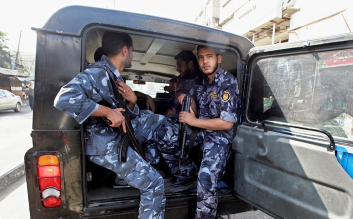 ألقت شرطة بلديات المحافظة الوسطى، القبض على اثنين من اللصوص في سوق دير البلح الأسبوعي وسط قطاع غزة.

وقال مدير شرطة بلديات الوسطى المقدم أسعد أبو سويرح، إنه &qu