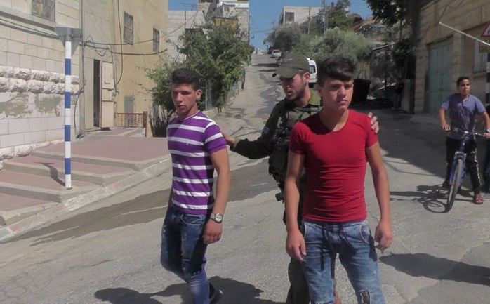 اعتقلت قوات الاحتلال الإسرائيلي اليوم الأحد، شقيقين من المنطقة الجنوبية من مدينة الخليل، وجدّدت الأمر العسكري بإغلاق منزل عائلتهما .

وذكرت مصادر محلية وأمنية، 