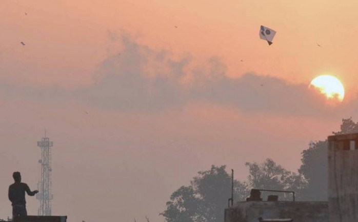 قال جيش الاحتلال إن قواته قامت ظهر اليوم السبت بإطلاق النار تجاه طائرة ورقية زعم أنها تحمل كاميرات مراقبة كانت تحلق في منطقة شمال قطاع غزة.

ونقل موقع "ولا" العبري عن مصادر في جيش الاحتلال 