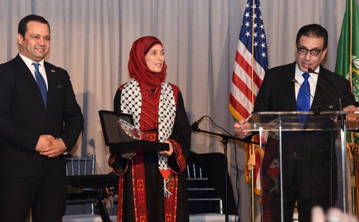 حصلت المعلمة الفلسطينية حنان الحروب على جائزة المرأة العربية للعام 2016 والمقدمة من الجامعة العربية ومجلس سفراء العرب.

وقالت الحروب في تصريح عبر صفحتها الفيسبو