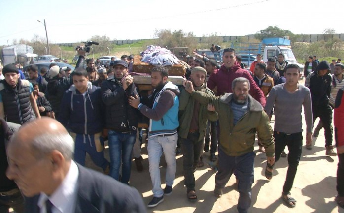 شيع العشرات من المواطنين في محافظة رفح جنوب قطاع غزة ظهر اليوم السبت جثامين ثلاثة شبان ارتقوا الليلة الماضية، داخل أحد الأنفاق التجارية على الحدود مع جمهورية مصر.

