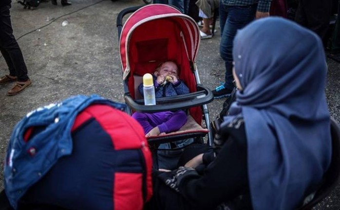 مسافرة فلسطينية برفقة طفلها الرضيع في معبر رفح البري جنوب قطاع غزة (أرشيف).