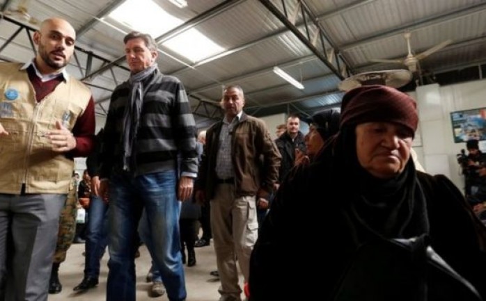 انفجرت سيارة مفخخة في مخيم الركبان للاجئين على الحدود بين الأردن وسوريا، ما أدى إلى مقتل 4 أشخاص على الأقل.

وقالة وكالة أنباء البتراء إن 14 شخصا جرحوا في الهجوم/ مضيفة أن ليس بين الضحايا موا