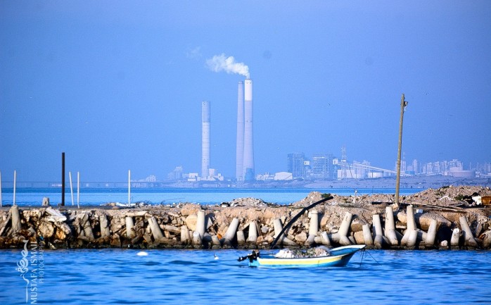 طالب النائب ورئيس اللجنة الشعبية لمواجهة الحصار جمال الخضري، بإنشاء ممر بحري مرتبط في ميناء غزة كحل سريع وممكن لإنهاء الحصار البحري المفروض على القطاع منذ ما يزيد عن 10 سنوات.