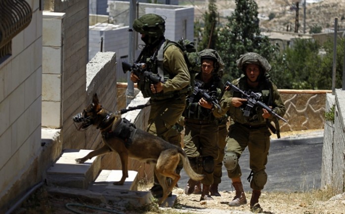  

اقتحمت قوات الاحتلال الإسرائيلي فجر السبت، عددا من  منازل المواطنين، في قرية طوره بمنطقة يعبد، جنوب غرب جنين.

