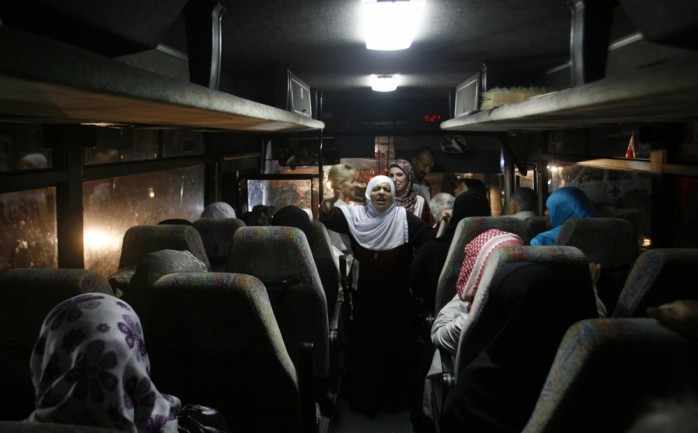 توجهت صباح الإثنين، دفعة جديدة من أهالي أسرى قطاع غزة لزيارة أبنائهم في سجن "إيشل" الإسرائيلي في أول أيام شهر رمضان الفضيل.

وأكدت اللجنة الدولية للصليب الأحمر في غزة: تمكن صباح اليوم 16