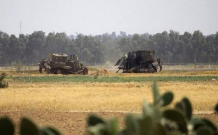 آليات عسكرية إسرائيلية تتوغل بشكل محدودة في أراضٍ زراعية للمواطنين شمال شرقي مدينة رفح.