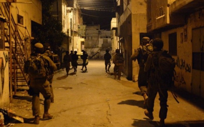 شنت قوات الاحتلال الإسرائيلي الليلة الماضية، حملة مداهمات واعتقالات واسعة طالت مناطق متفرقة من الضفة الغربية.

وذكرت الإذاعة الإسرائيلية اليوم الخميس، أن قوات ا