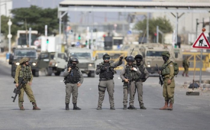 احكمت قوات الاحتلال الإسرائيلي اليوم الاثنين، إغلاق بلدة يطا جنوب الخليل "بالسواتر الترابية"، وفتشت عددا من منازل المواطنين فيها.