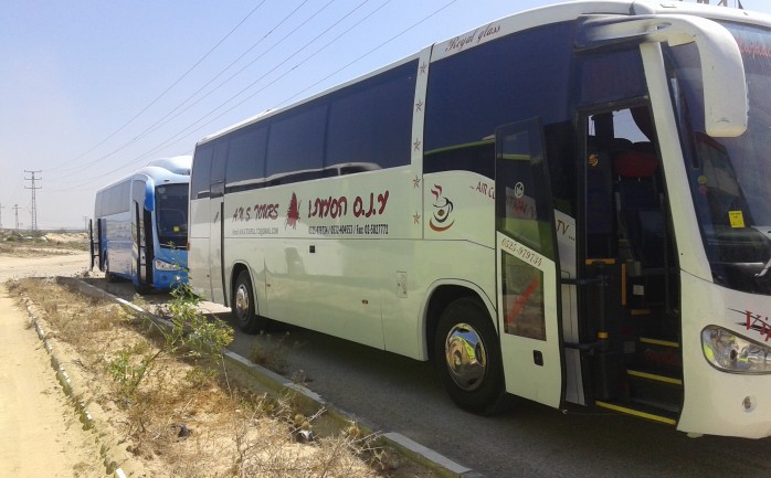 بدأت السلطات الإسرائيلية بإدخال عشرات المركبات والحافلات الجديدة إلى قطاع غزة عبر معبر بيت حانون "إيرز" لأول مرة منذ عام 2007.