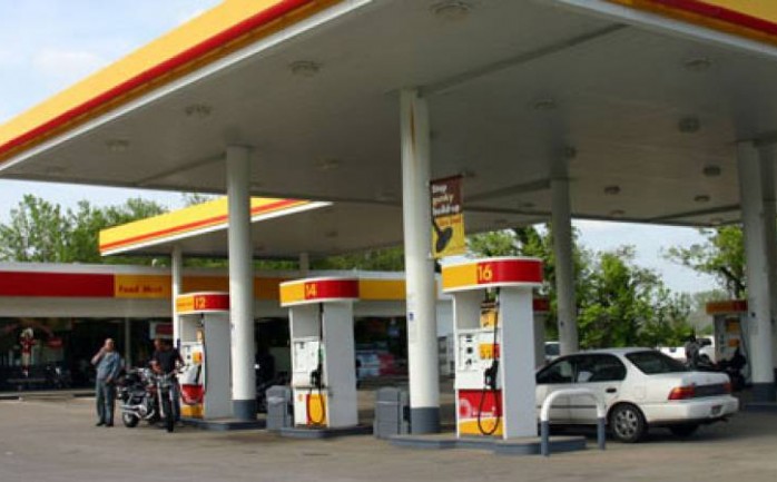 قالت صحيفة الحدث الصادرة في رام الله إن أسعار البنزين ستعود للارتفاع مجدداً ابتداء من يوم غد الخميس، داعية المواطنين للمسارعة بالتوجه إلى محطات تعبئة البنزين.

وأضافت " فبعد مرو