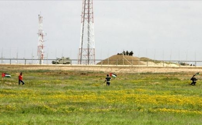 فتحت قوات الاحتلال الإسرائيلي، صباح السبت، نيران رشاشاتها الثقيلة صوب أراضي المزارعين شرق خانيونس جنوب قطاع غزة.

وقال شهود عيان إن &quot;جنود الاحتلال المتواجدين في موقع &quot;كيسوفيم&quot; 