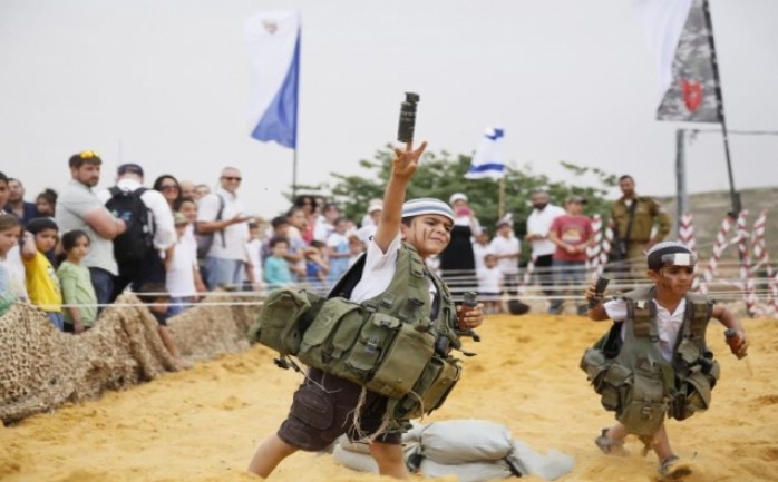 الشرطة الإسرائيلية تُدرب  الأطفال اليهود على إطلاق النار بواسطة "بنادق الكرات" للأطفال دون سن الخامسة، ضمن نشاط تدريبي يتضمن التعرف على وسائل لتفريق المظاهرات.