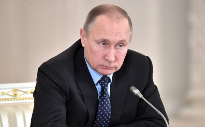 قال الرئيس الروسي فلايديمر بوتين، إن موسكو تحتفظ بحقها في الرد على العقوبات الأمريكية الجديدة ضدها لكنها لن تنحدر لمستوى الإدارة الأمريكية الحالية ولن تستهدف الدبلوماسيين.

وأكد بوتين أن رو