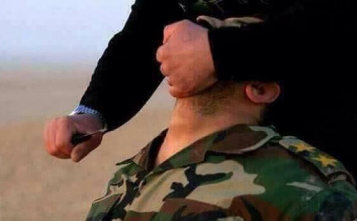 بث تنظيم "داعش" تسجيلاً جديداً لإعدامه اثنين من القوات العراقية أحدهما ضابط.

واختطف عناصر داعش العسكريين من منطقة النخيب في محافظة الأنبار قبل شهر.
