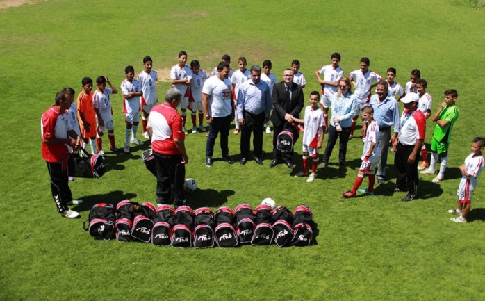 قدم بنك فلسطين رعايته لمنتخب الأونروا لكرة القدم للناشئين والذي سيشارك في بطولة كأس النرويج الدولية لكره القدم للعام الثاني على التوالي.

وشملت الرعاية تقديم الملابس الخاصة بالمنتخب والتي ح