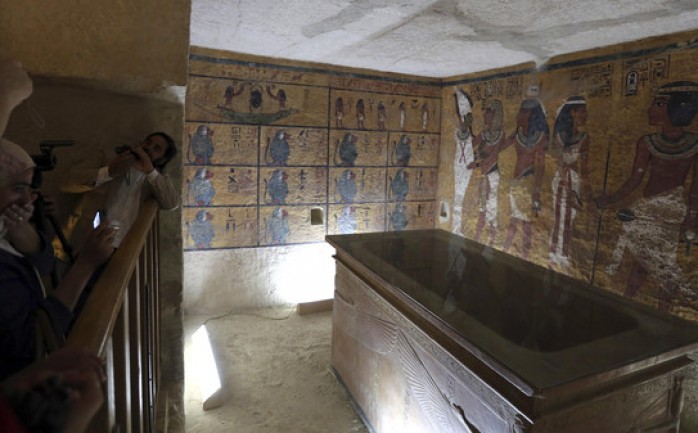 خبراء وعلماء آثار وأكاديميون من أنحاء العالم يدعون إلى إجراء المزيد من البحث والتحليل للتحقق من وجود غرف إضافية خلف مقبرة الملك الفرعوني توت عنخ آمون.